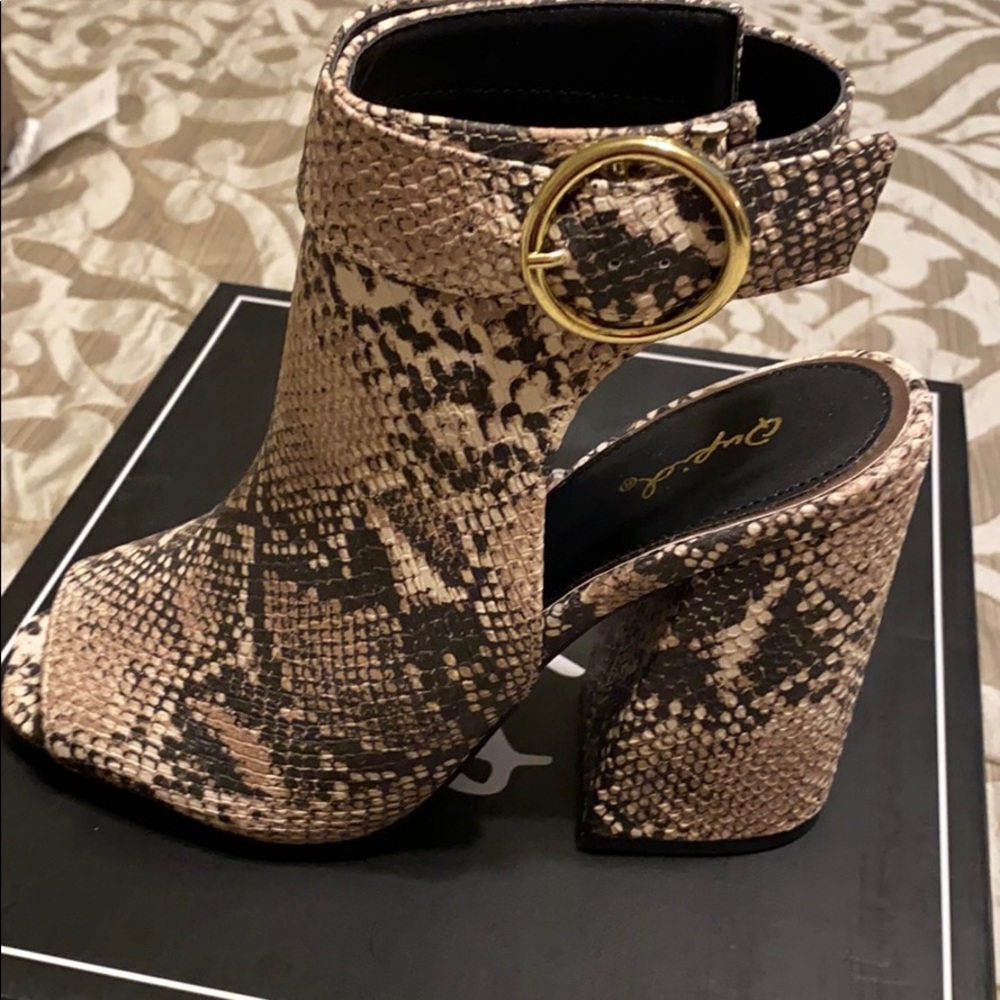 Shoes - Picture 4 of 7